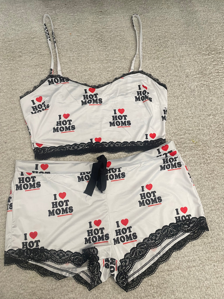 Hot moms set